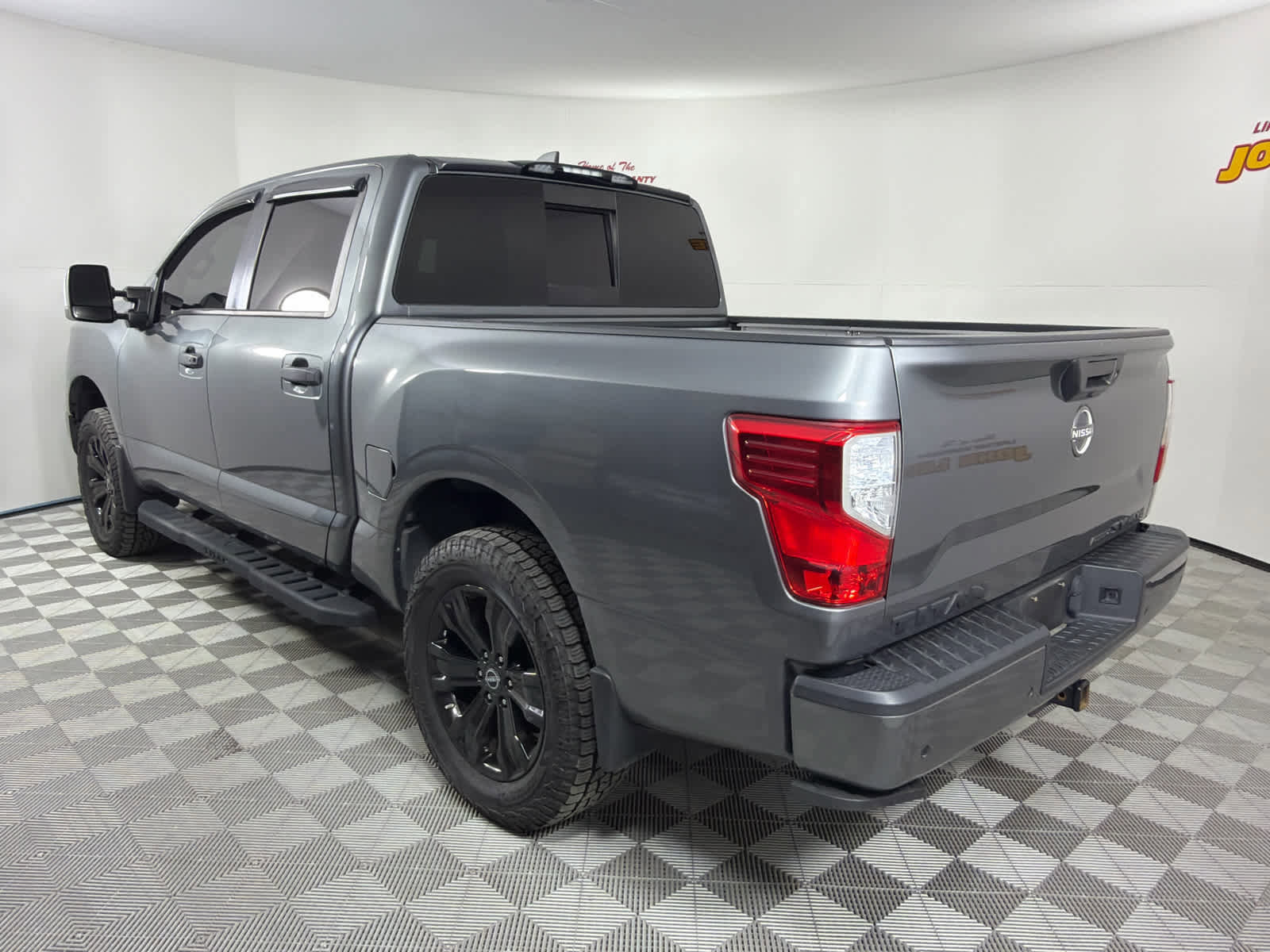 Used 2023 Nissan Titan SV w/ SV Convenience Package image 3