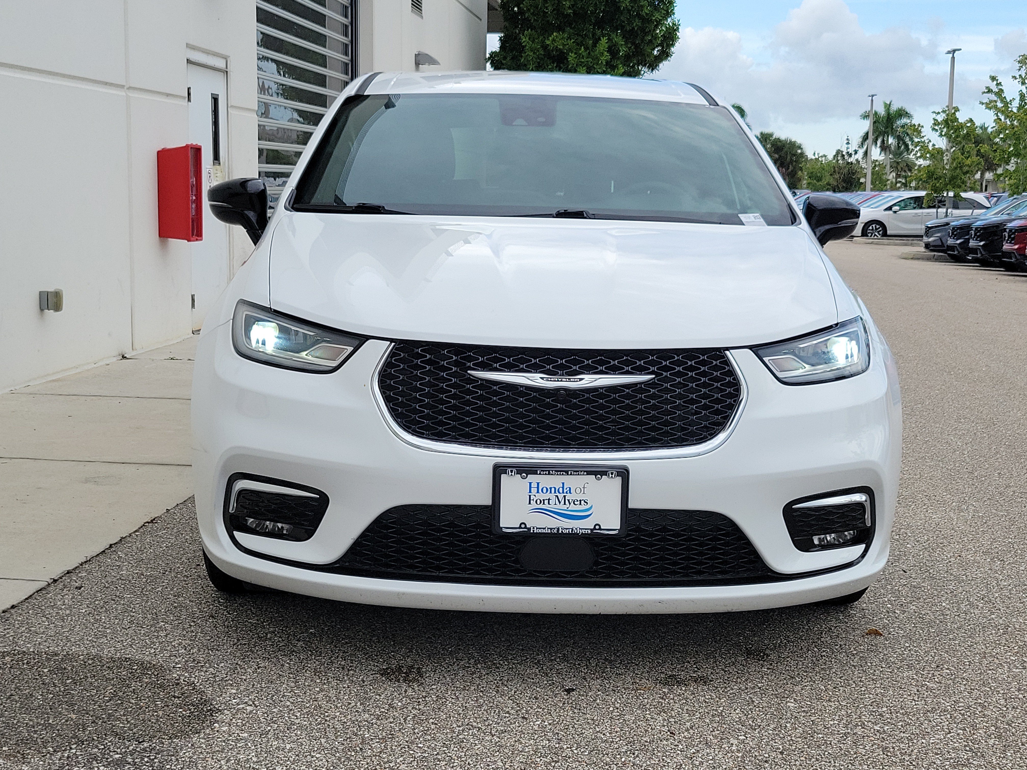 Used 2025 Chrysler Pacifica Select FWD image 2