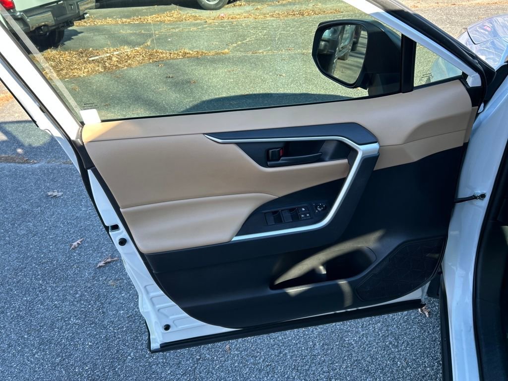 Used 2021 Toyota RAV4 LE image 12