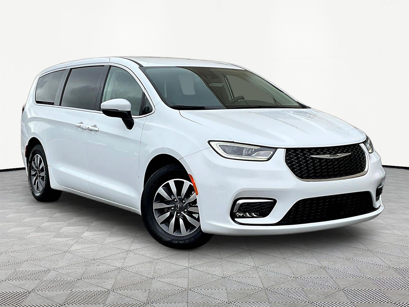 Used 2023 Chrysler Pacifica Touring-L FWD image 3