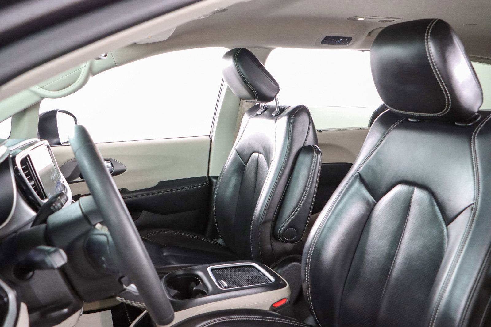 Used 2023 Chrysler Pacifica Touring-L image 23