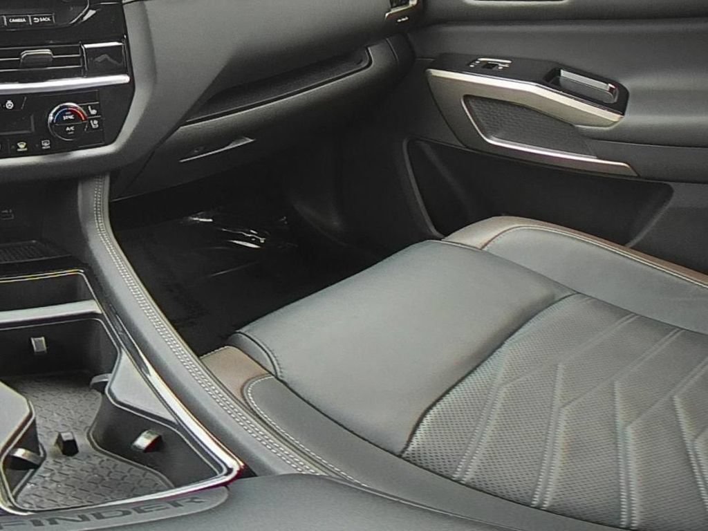 Used 2023 Nissan Pathfinder Platinum AWD/4WD image 30