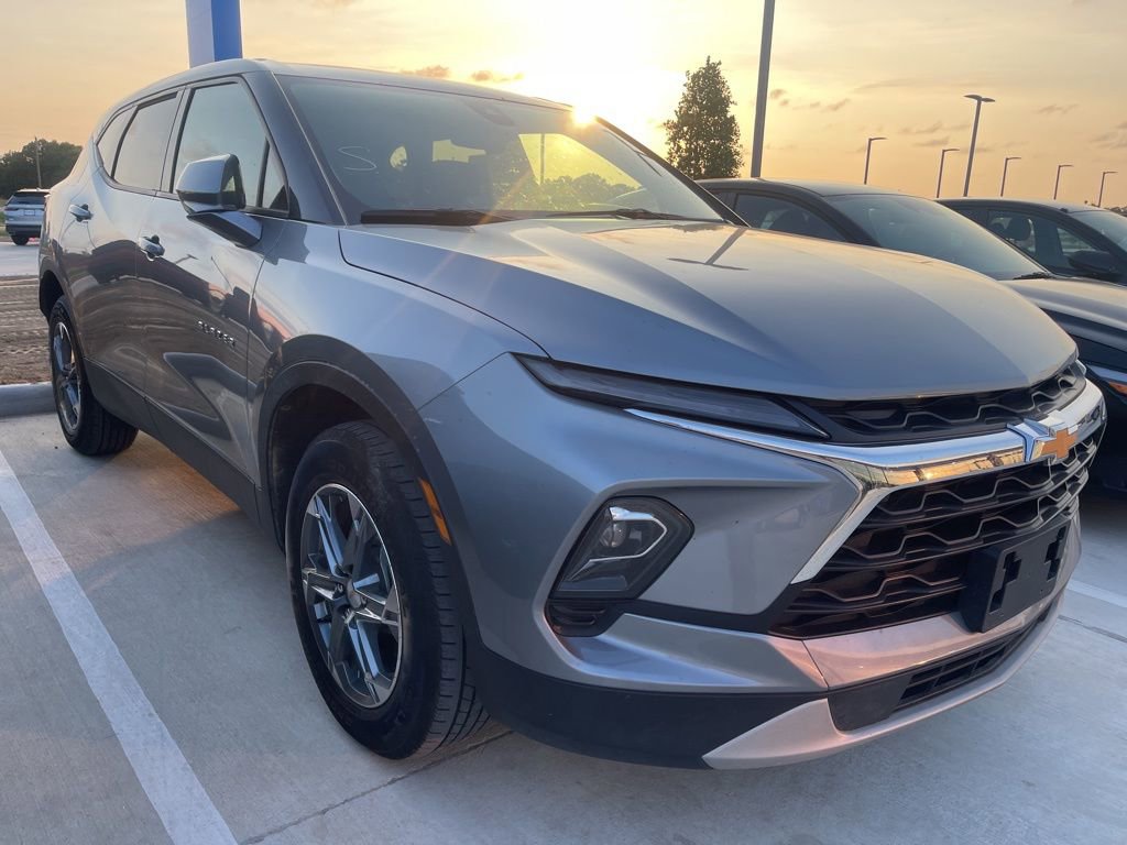 Used 2025 Chevrolet Blazer LT AWD/4WD image 3