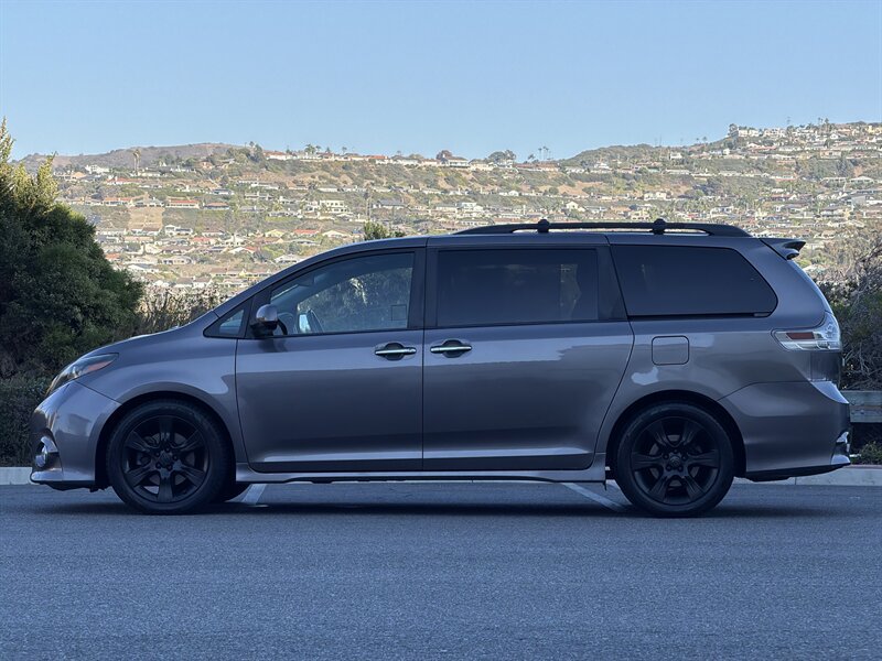 Used 2016 Toyota Sienna SE Premium FWD image 3