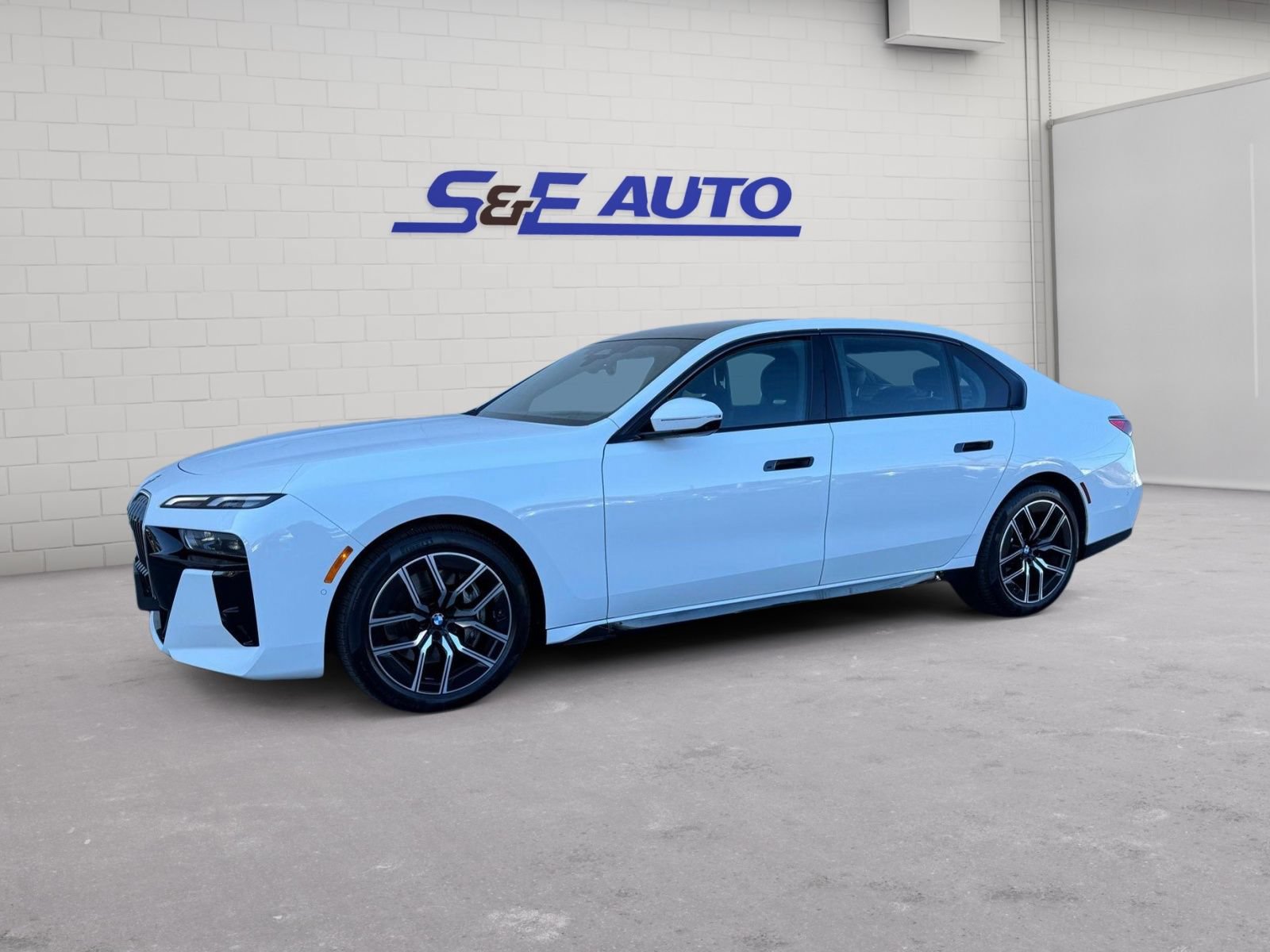Used 2025 BMW 740i xDrive image 1
