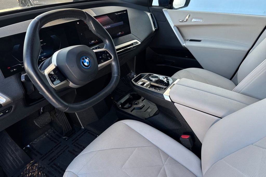 Used 2023 BMW iX xDrive50 image 9