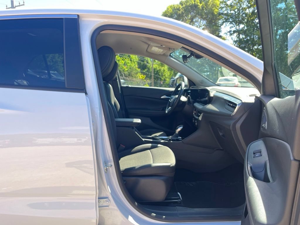 Used 2025 Buick Encore GX Preferred AWD/4WD image 32