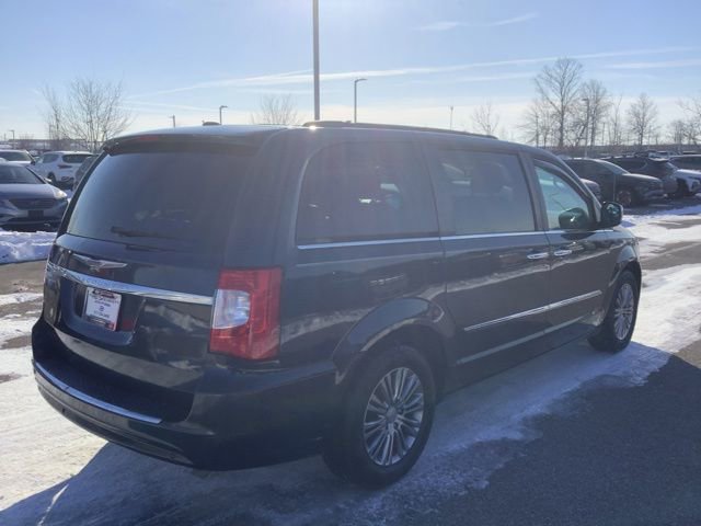 Used 2014 Chrysler Town & Country Touring-L w/ Driver Convenience Group image 5