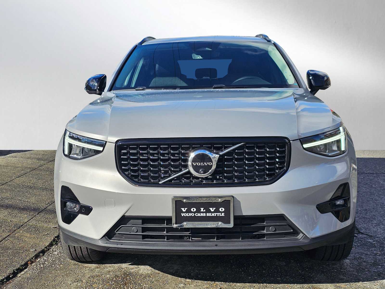 Certified 2025 Volvo XC40 B5 Plus w/ Climate Package image 8