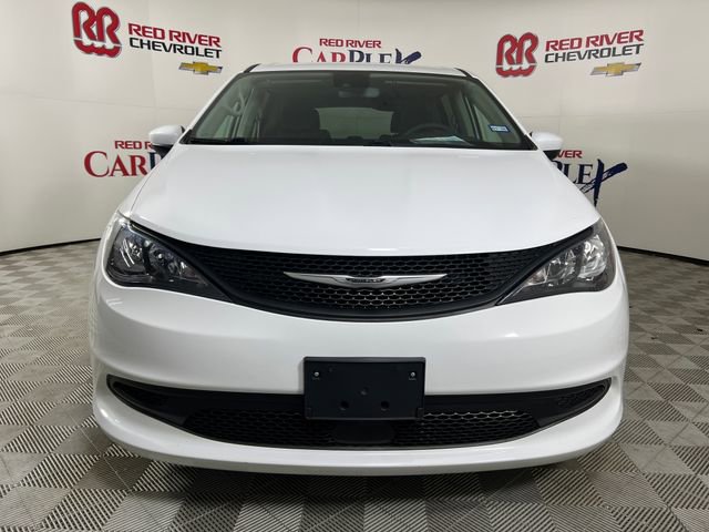 Used 2023 Chrysler Voyager LX image 2