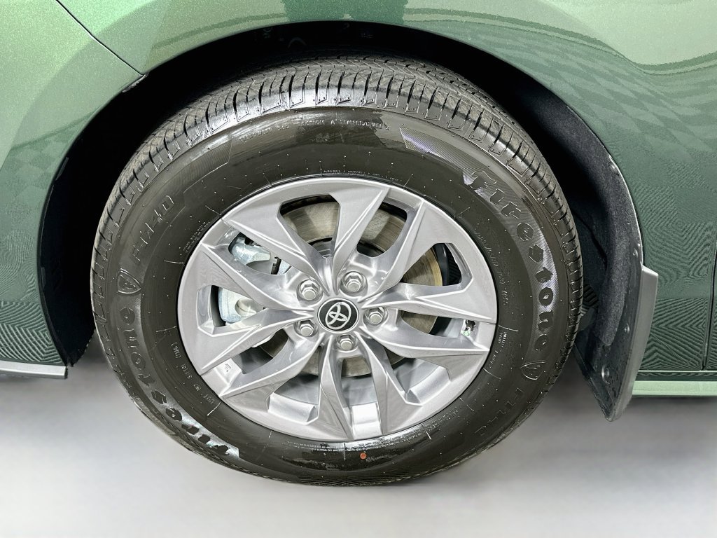 Certified 2026 Toyota Sienna XLE FWD image 32