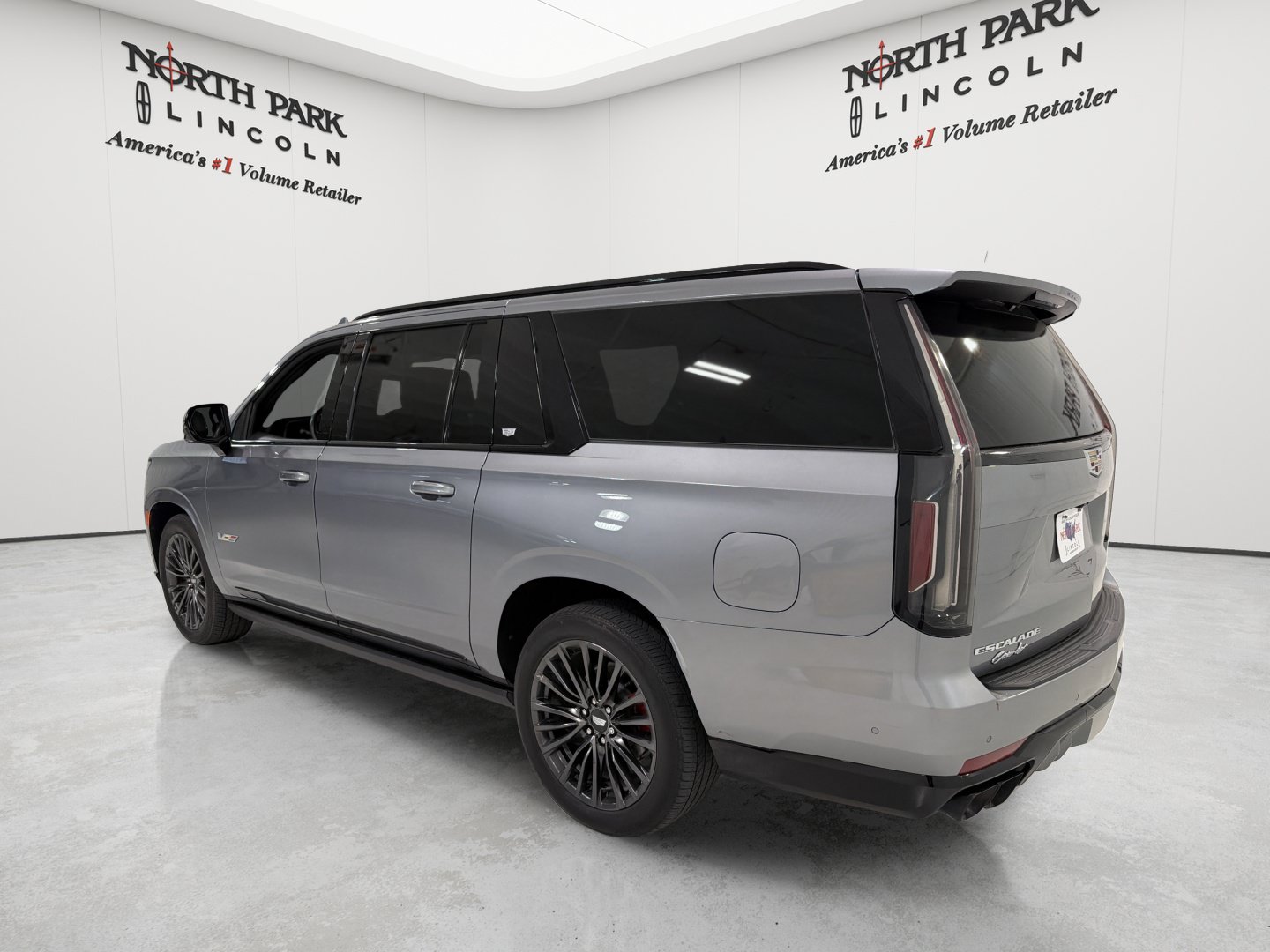Used 2023 Cadillac Escalade ESV V AWD/4WD image 3