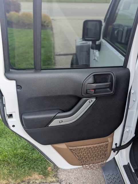 Used 2016 Jeep Wrangler Unlimited Sahara w/ Connectivity Group image 12