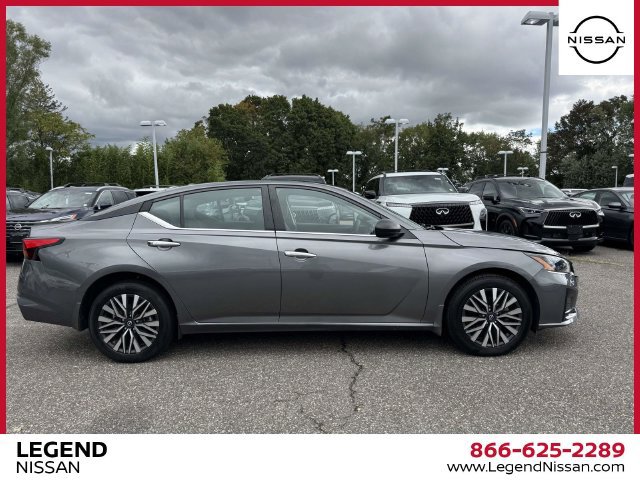 Used 2024 Nissan Altima 2.5 SV AWD/4WD image 5