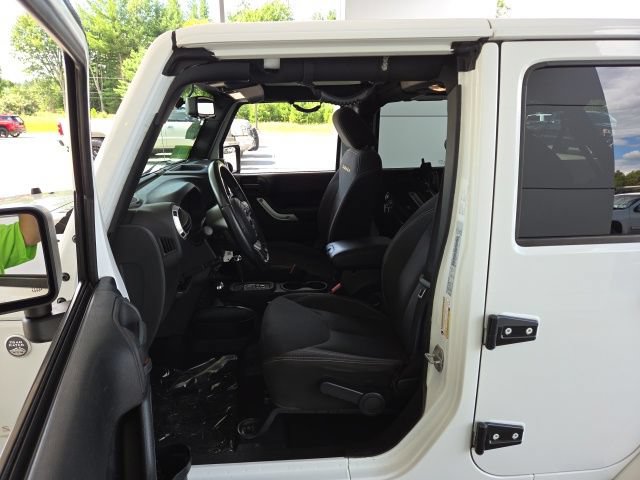 Used 2015 Jeep Wrangler Unlimited Sahara w/ Connectivity Group AWD/4WD image 13