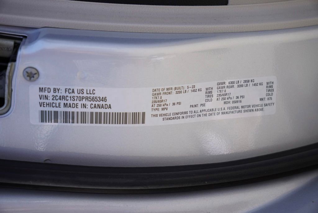 Used 2023 Chrysler Pacifica Limited image 30