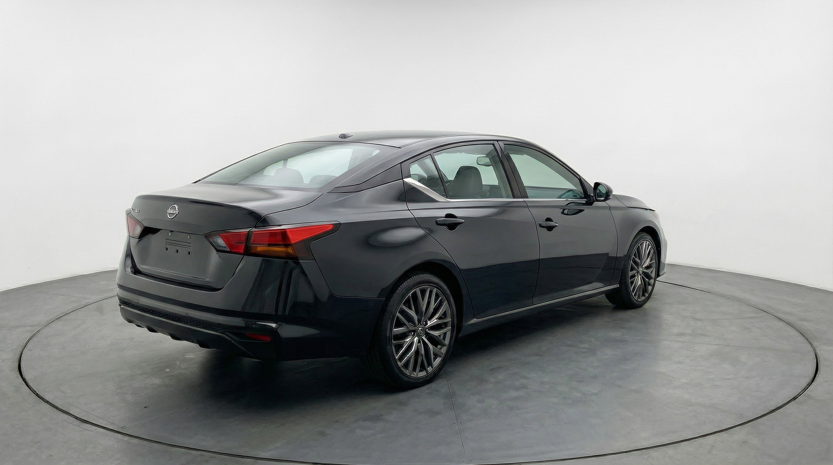 Used 2025 Nissan Altima 2.5 SV FWD image 9