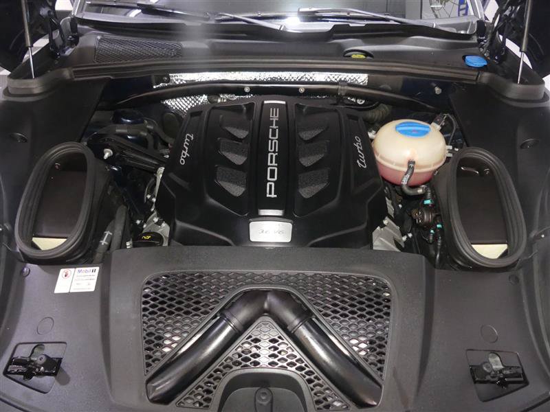 Used 2017 Porsche Macan Turbo AWD/4WD image 12