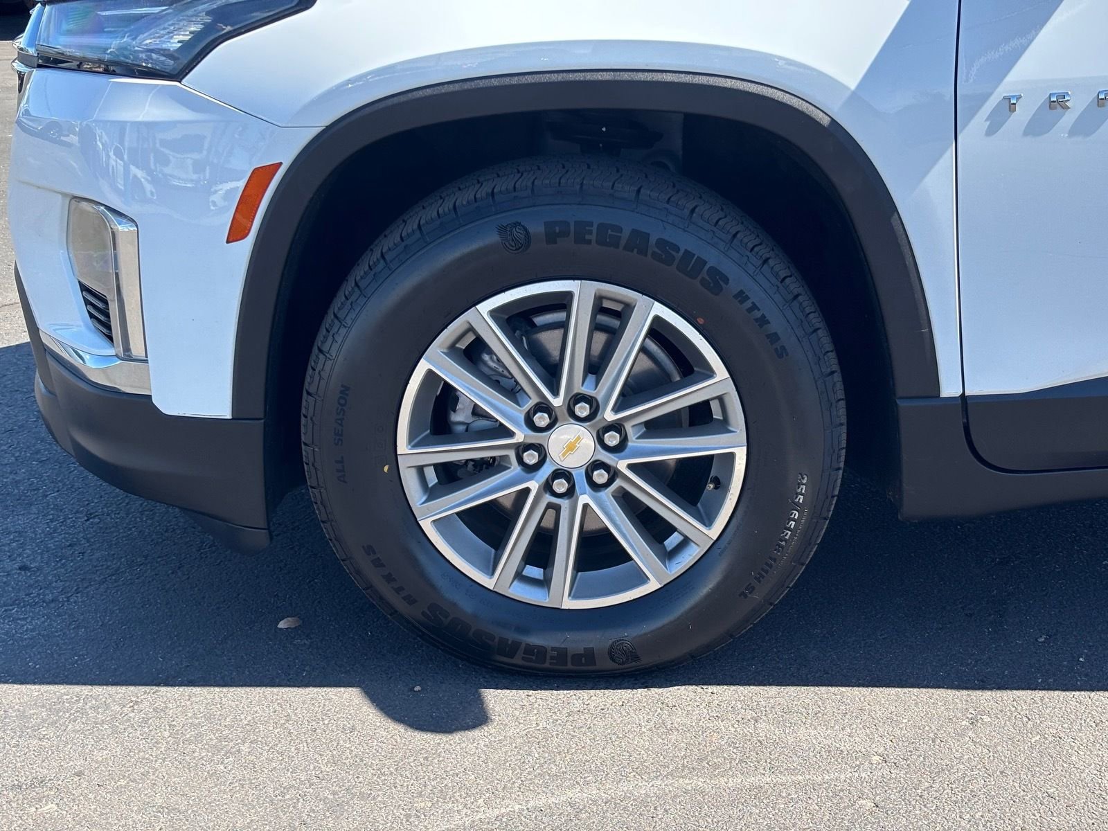 Used 2023 Chevrolet Traverse LT image 11