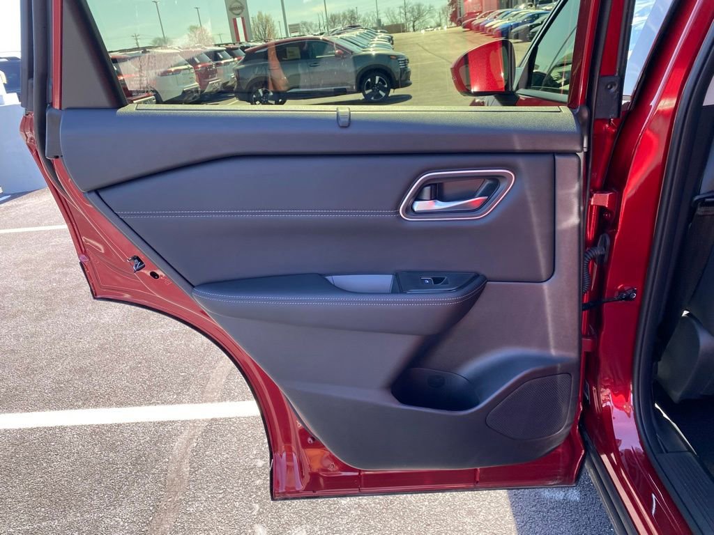 New 2025 Nissan Rogue Platinum w/ Tech Package image 16