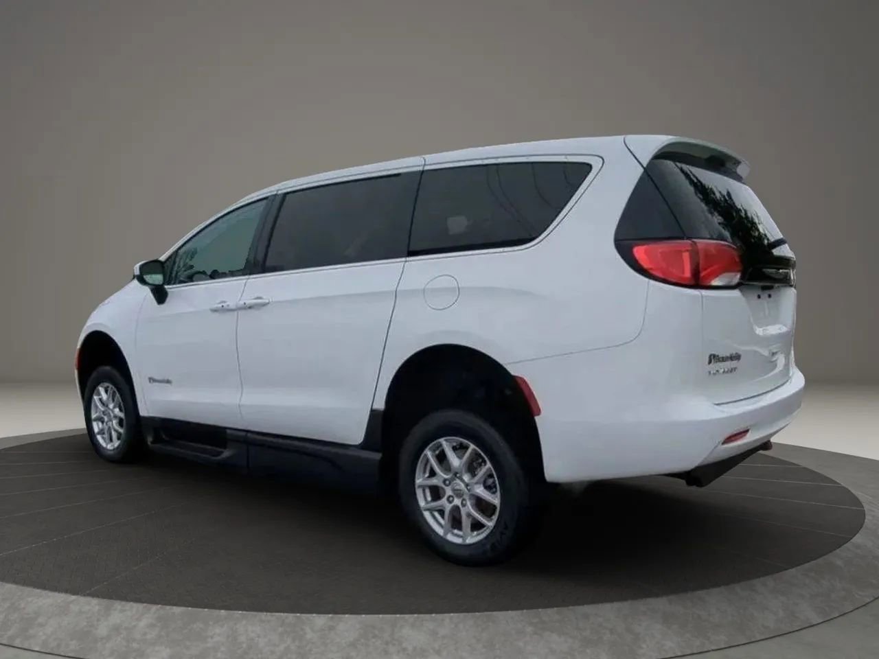 Used 2023 Chrysler Voyager LX FWD image 4