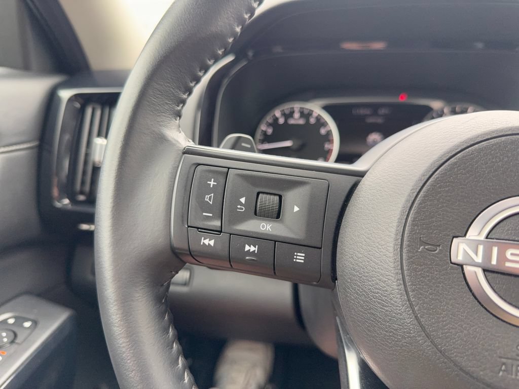 Used 2025 Nissan Pathfinder SV FWD image 14