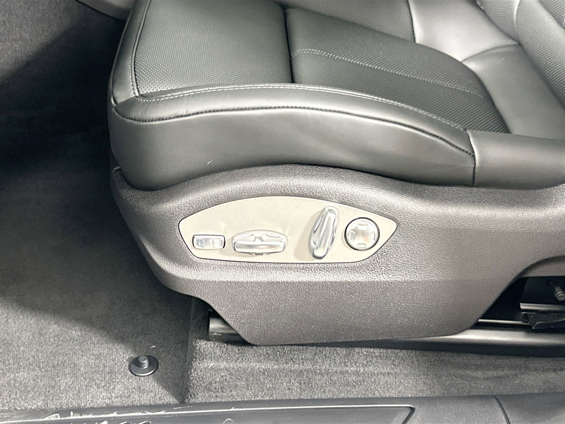 Certified 2026 Porsche Macan image 33