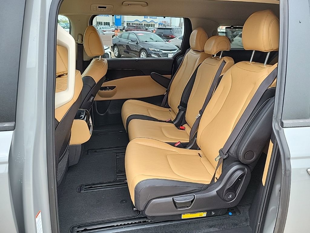 Used 2024 Kia Carnival EX image 10