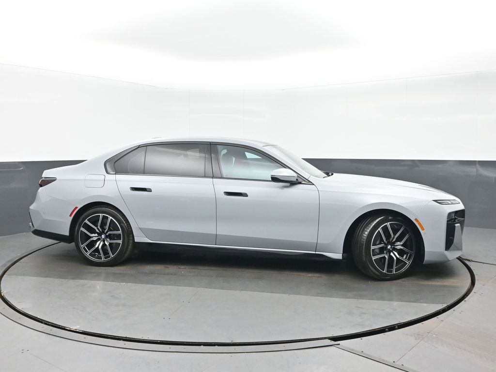 Used 2023 BMW 760i xDrive image 2