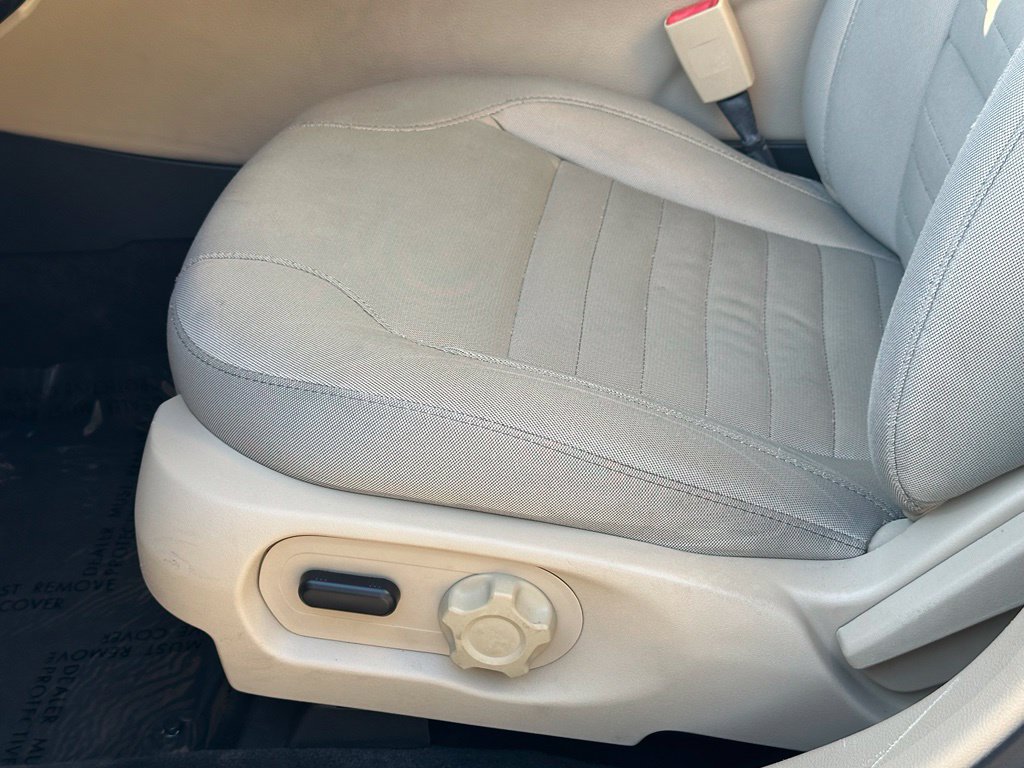 Used 2018 Ford Taurus SE FWD image 12