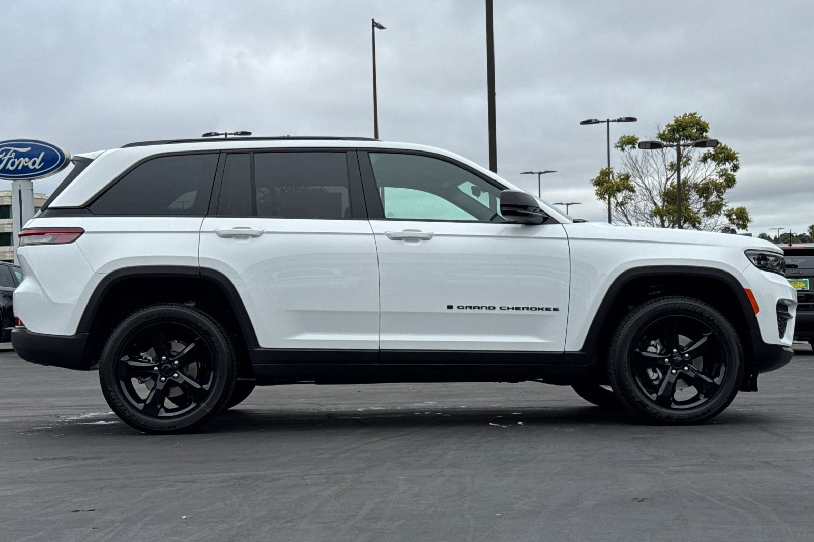 New 2025 Jeep Grand Cherokee Laredo image 3