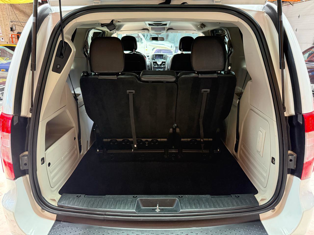 Used 2014 Chrysler Town & Country Touring FWD image 30