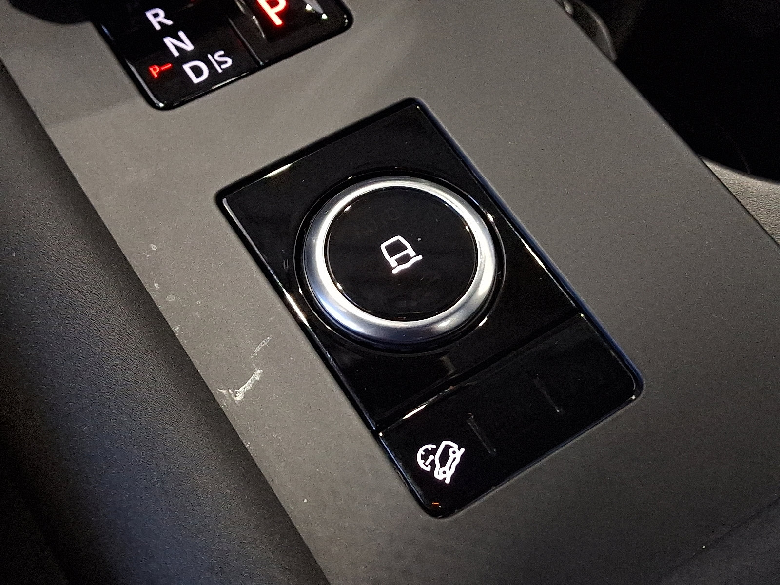 Certified 2025 Land Rover Discovery Dynamic SE image 24