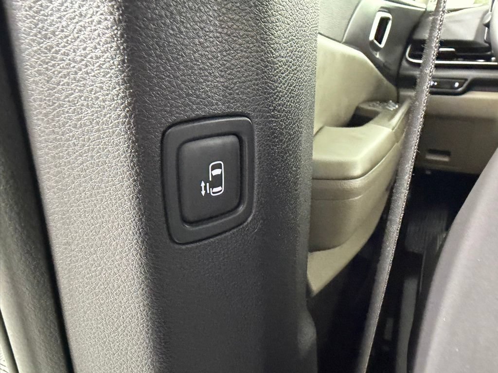 Used 2025 Kia Carnival EX FWD image 31