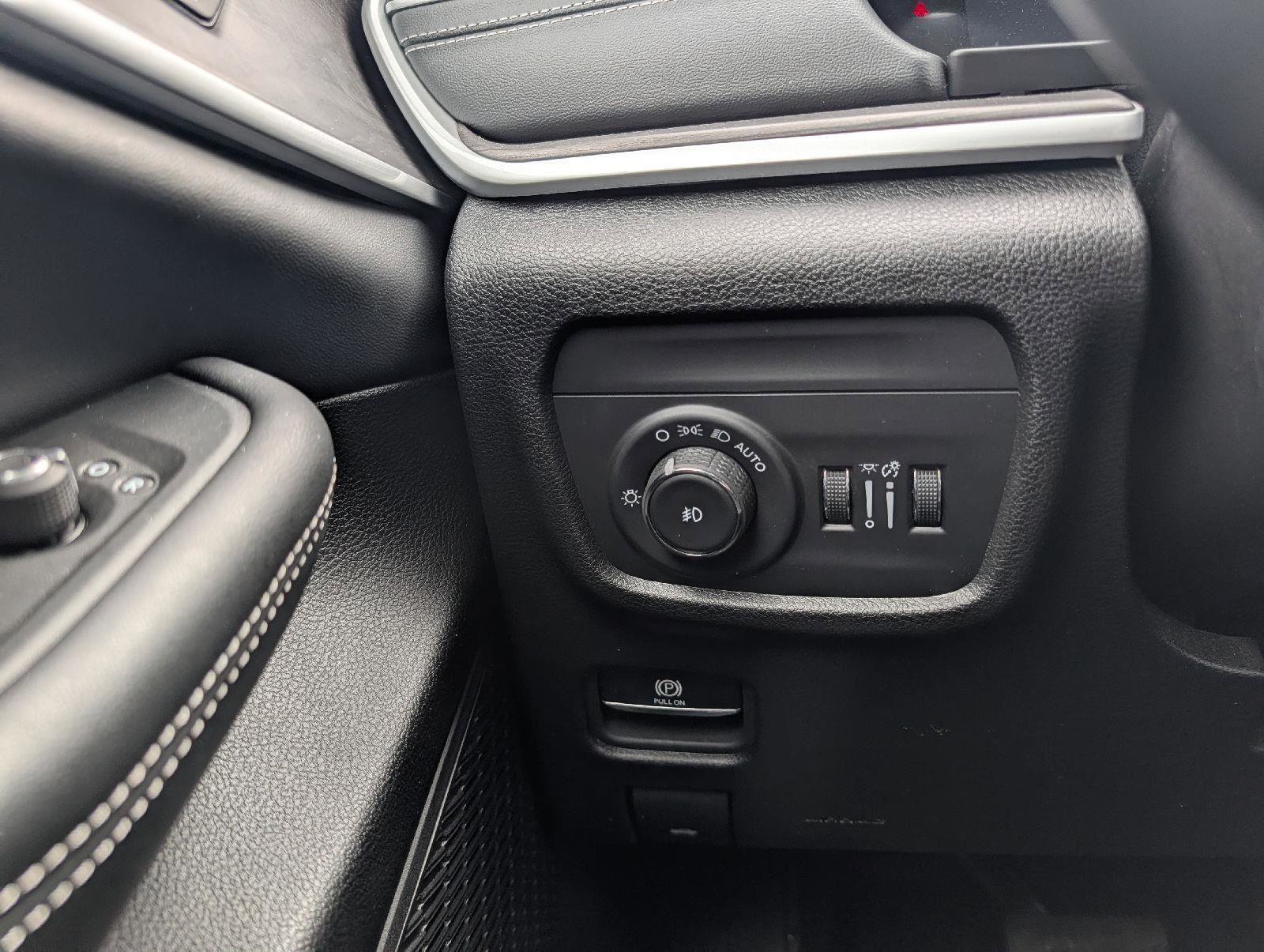 Used 2024 Jeep Grand Cherokee Limited w/ Black Appearance Package image 16