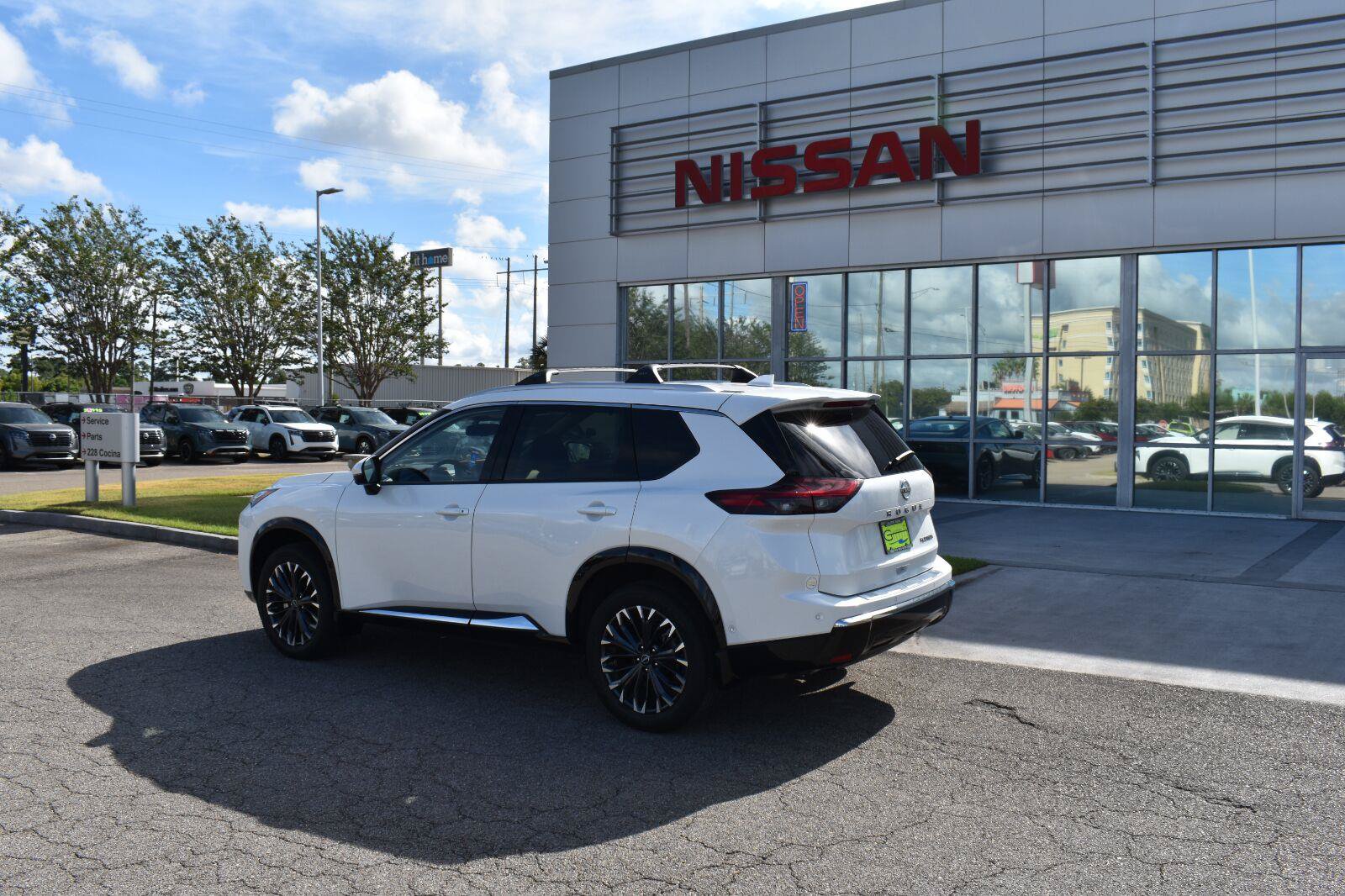 Used 2025 Nissan Rogue Platinum w/ Platinum Premium Package FWD image 6