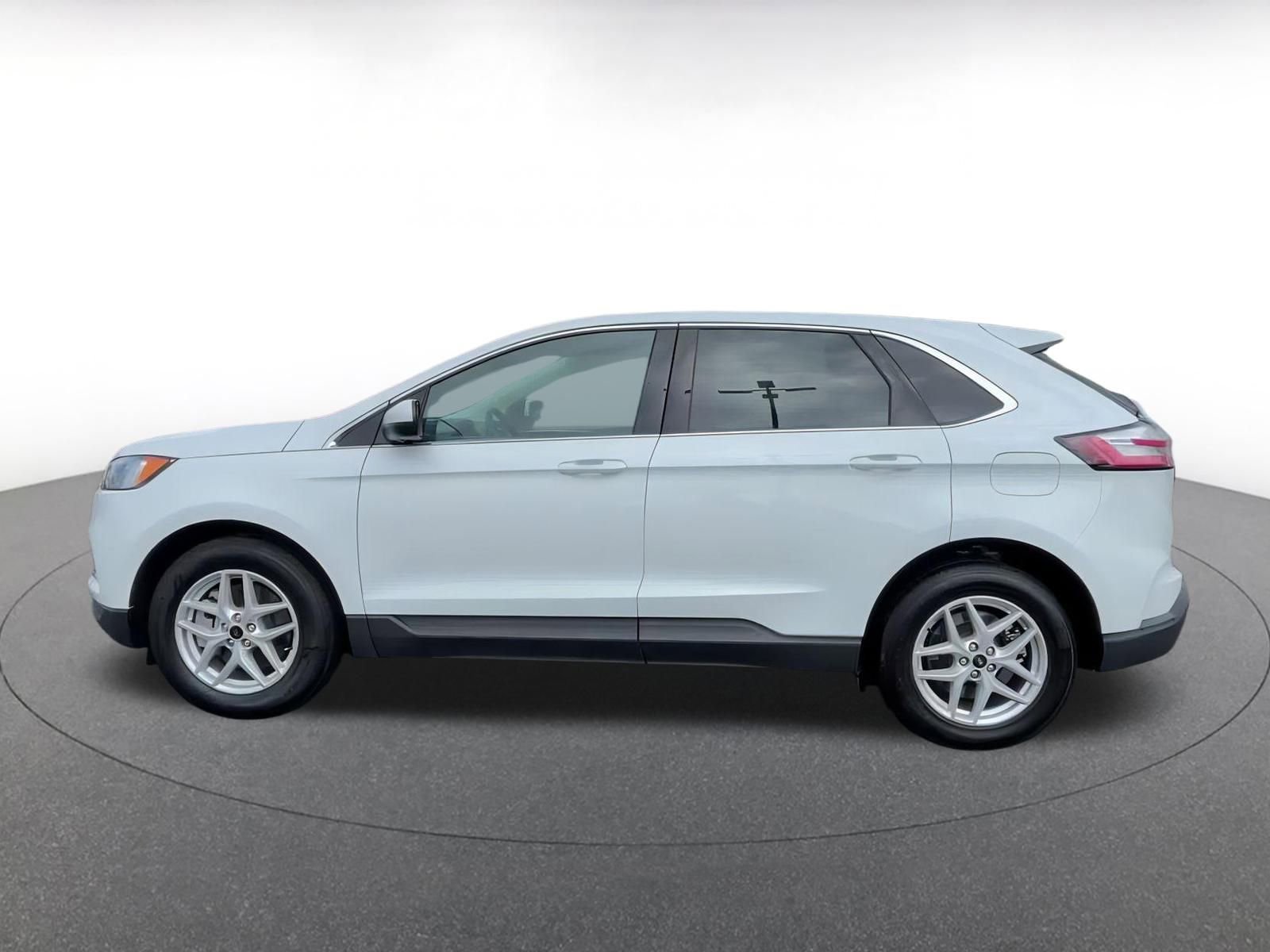 Used 2024 Ford Edge SEL image 9