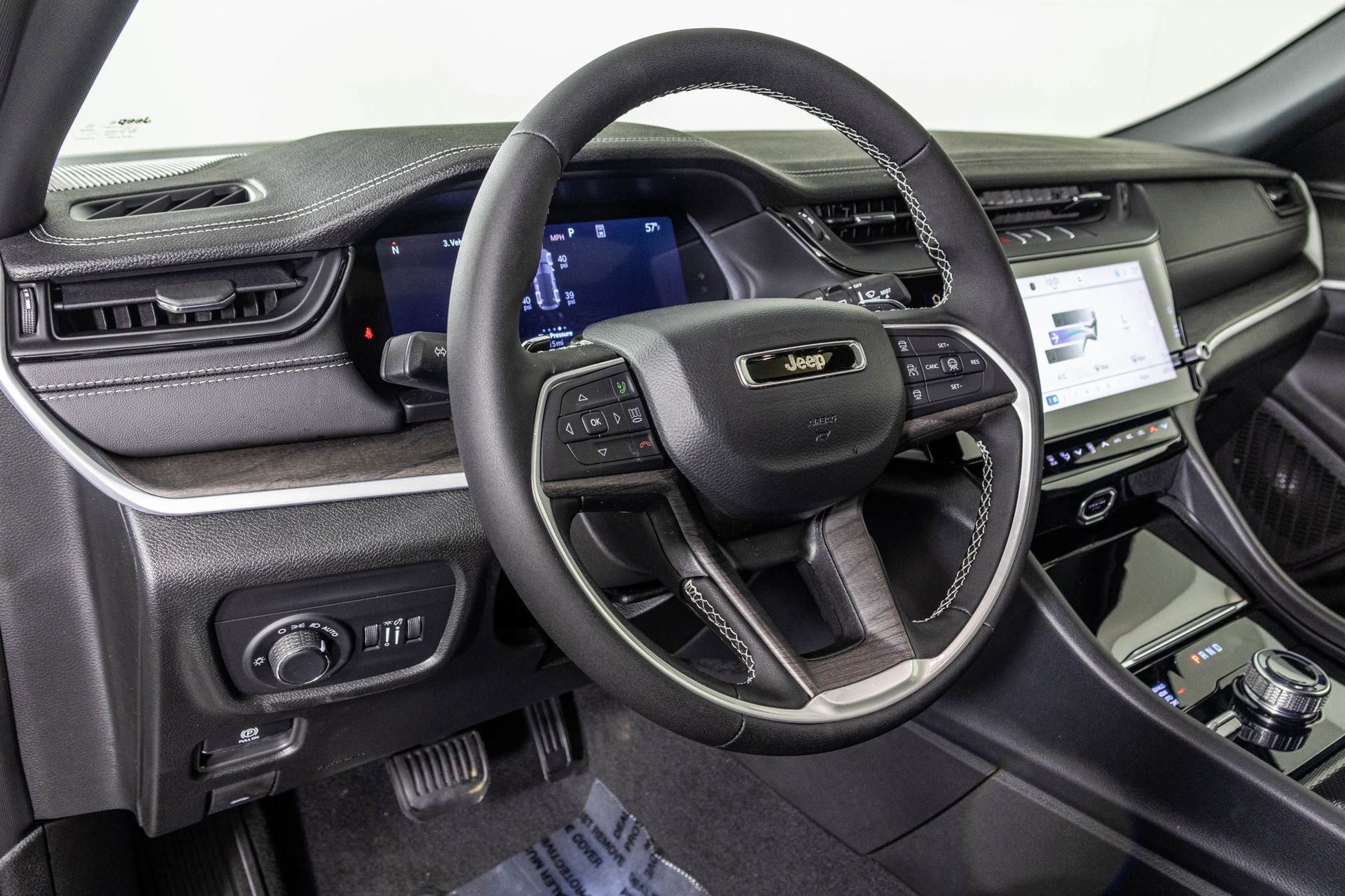 New 2026 Jeep Grand Cherokee Altitude image 4