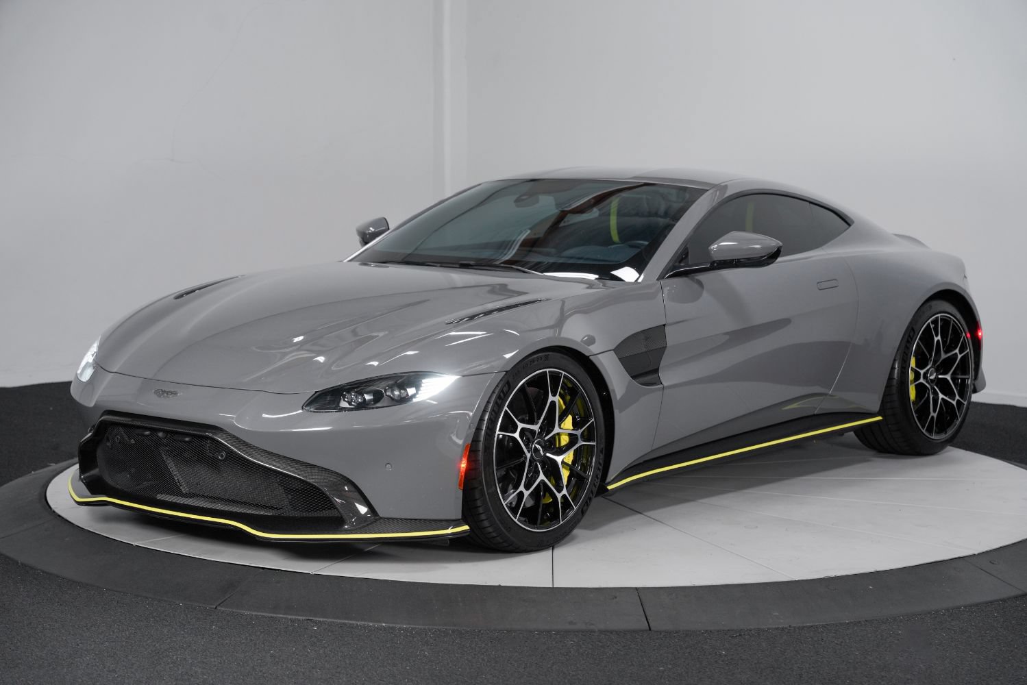 Used 2020 Aston Martin V8 Vantage AMR RWD image 6