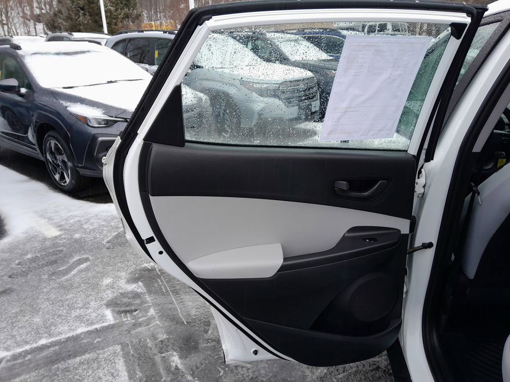 Used 2022 Hyundai Kona SE image 29