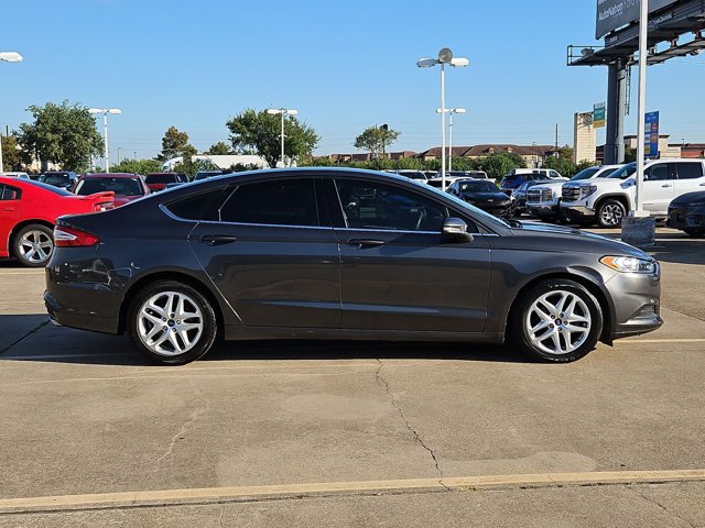 Used 2015 Ford Fusion SE FWD image 4