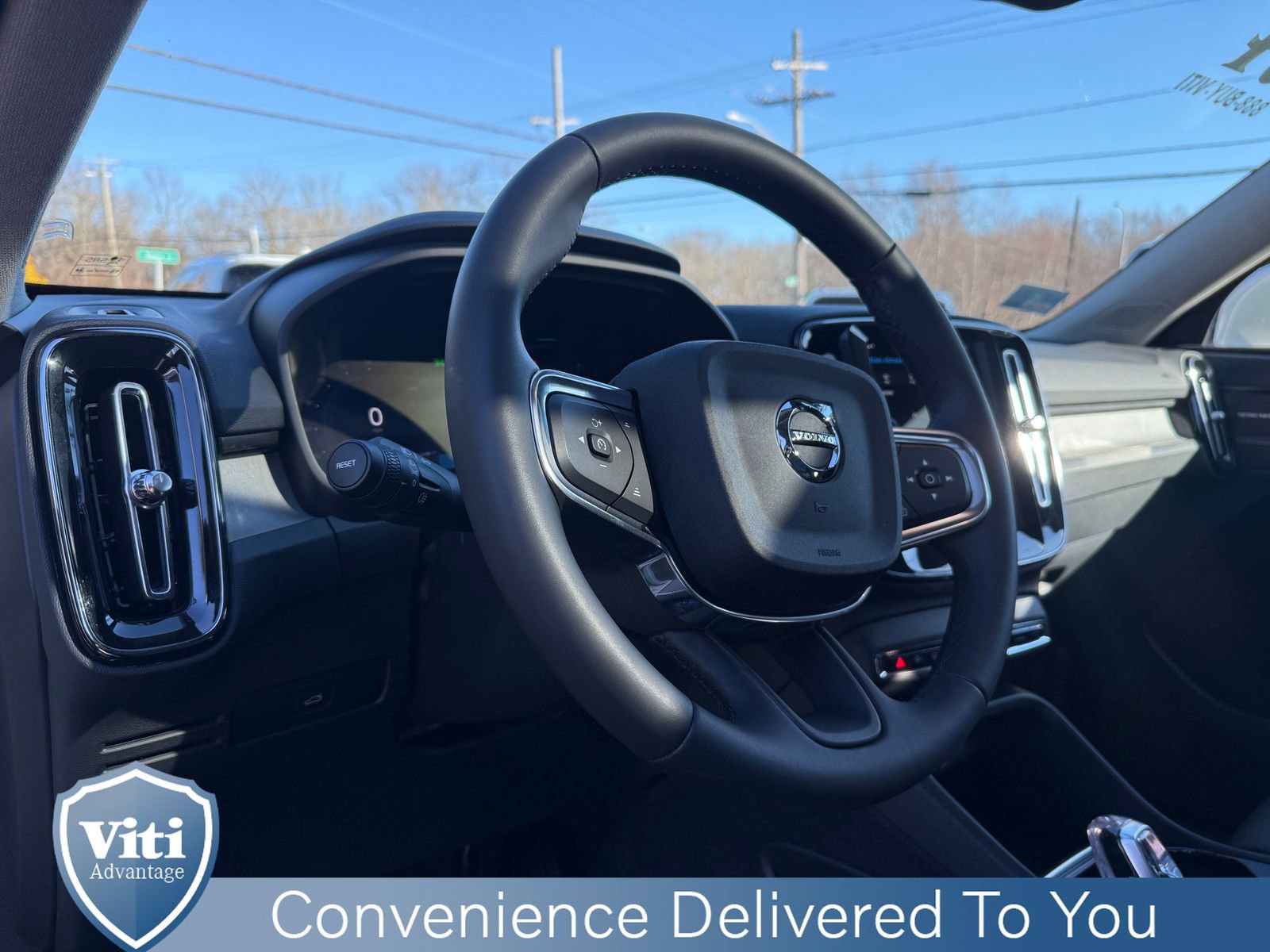 Certified 2024 Volvo XC40 B5 Ultimate w/ Protection Package Premier image 17