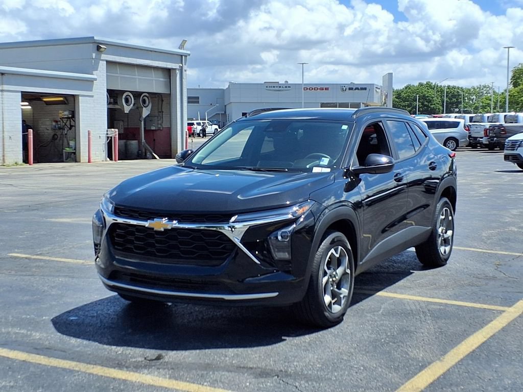 Used 2025 Chevrolet Trax LT FWD image 2