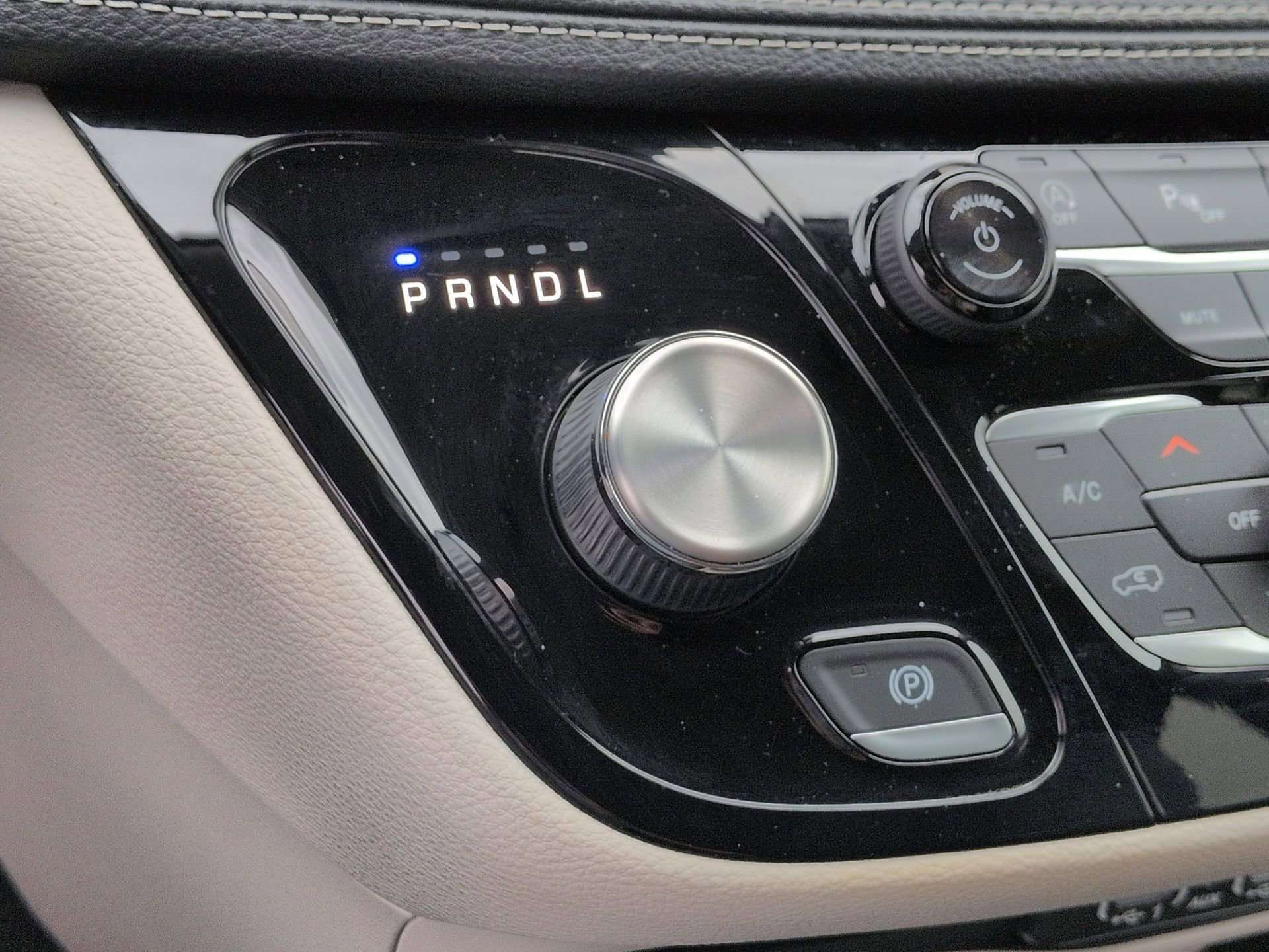 Used 2023 Chrysler Pacifica Touring-L image 15