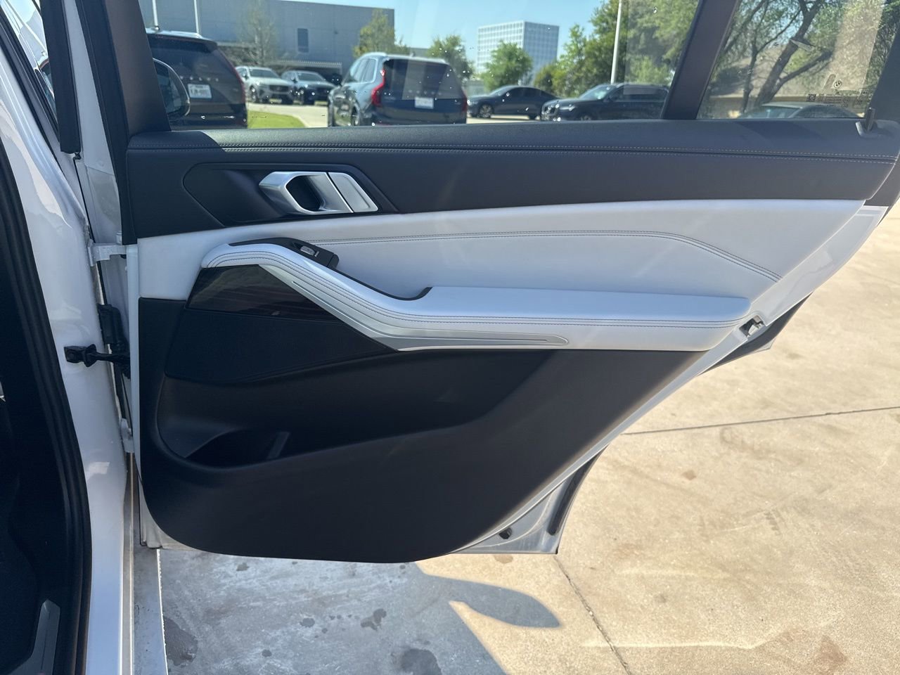 Used 2025 BMW X7 xDrive40i w/ Climate Comfort Package image 17