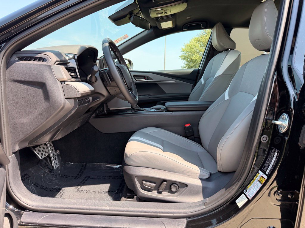 Used 2025 Toyota Camry SE AWD/4WD image 2
