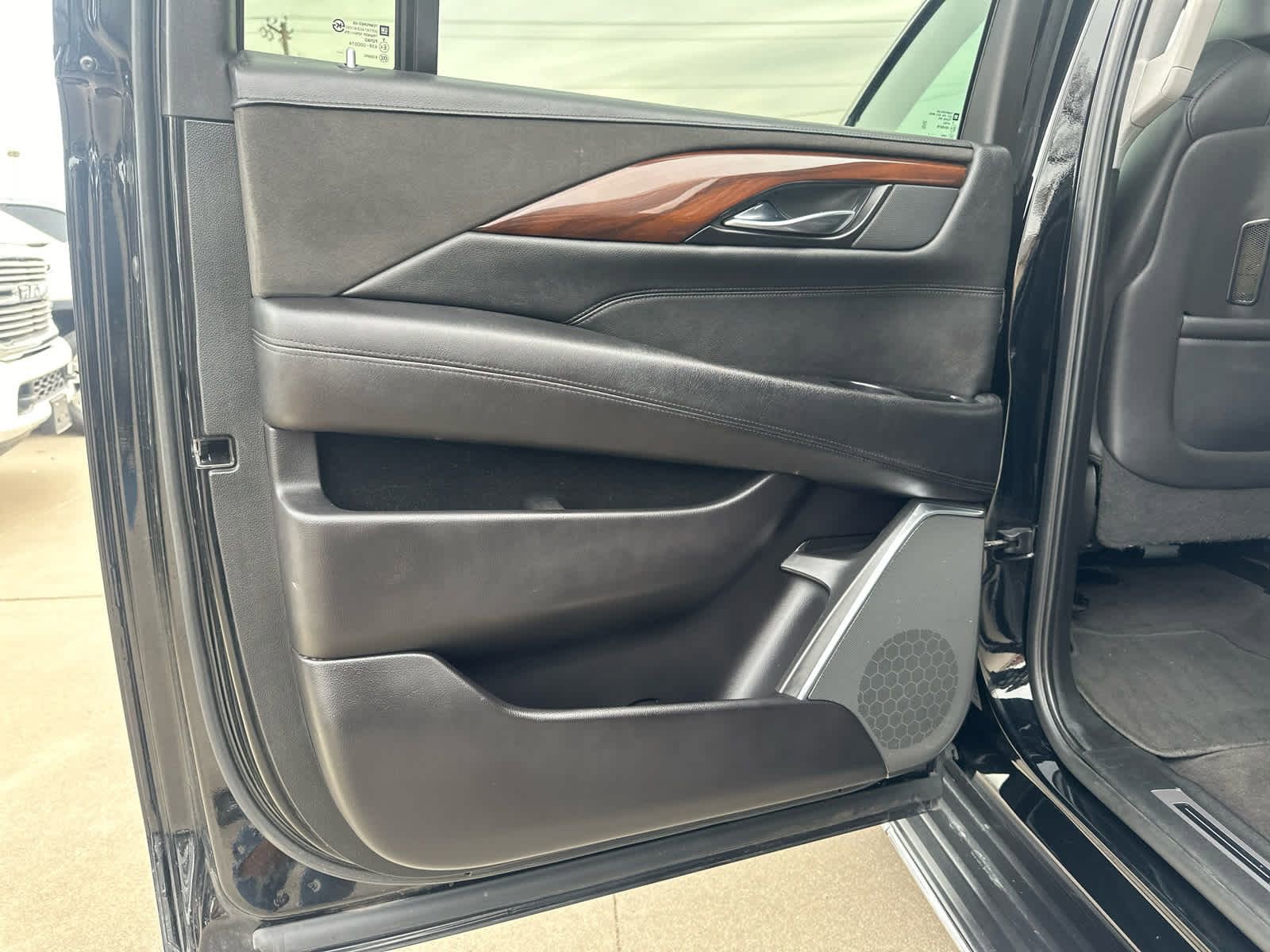 Used 2020 Cadillac Escalade ESV Premium Luxury image 17