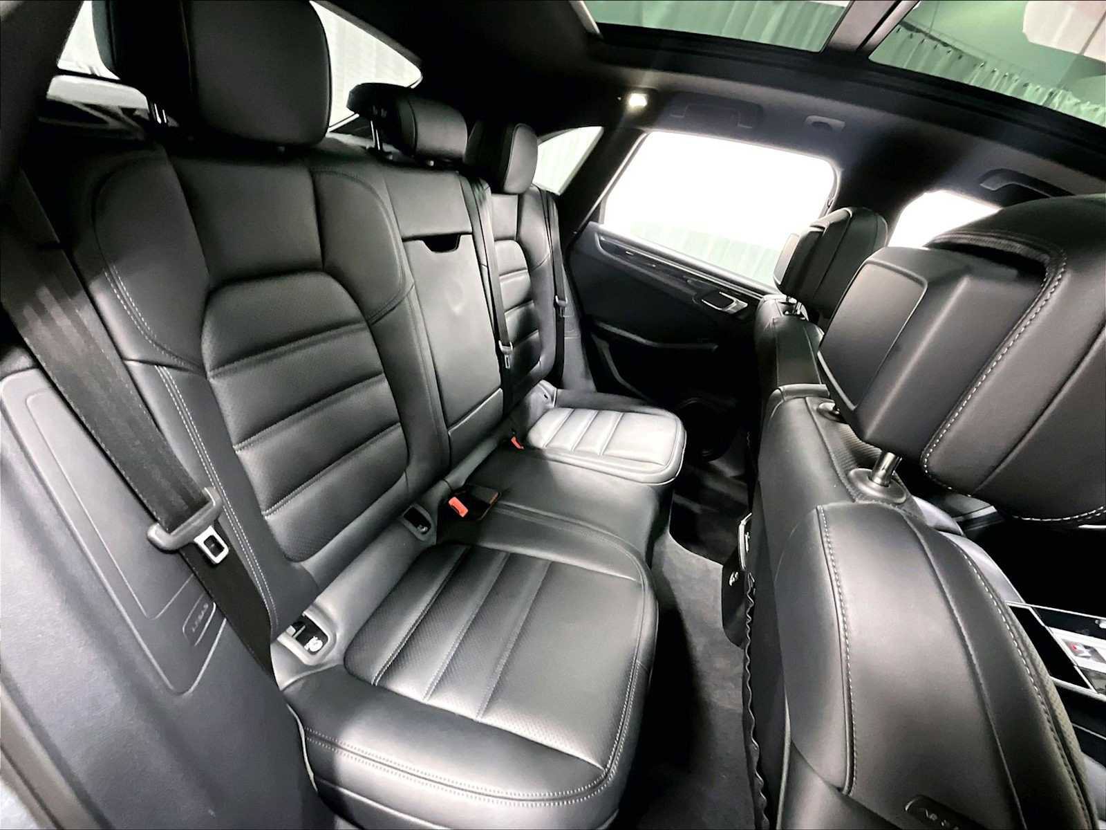 Used 2025 Porsche Macan image 32