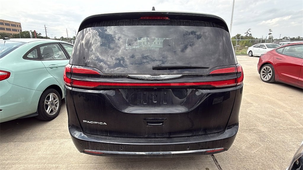 Used 2023 Chrysler Pacifica Touring-L image 10