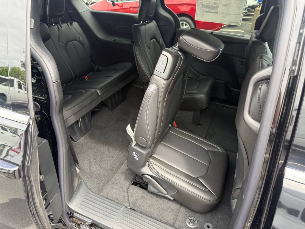 New 2027 Chrysler Pacifica Select FWD image 47